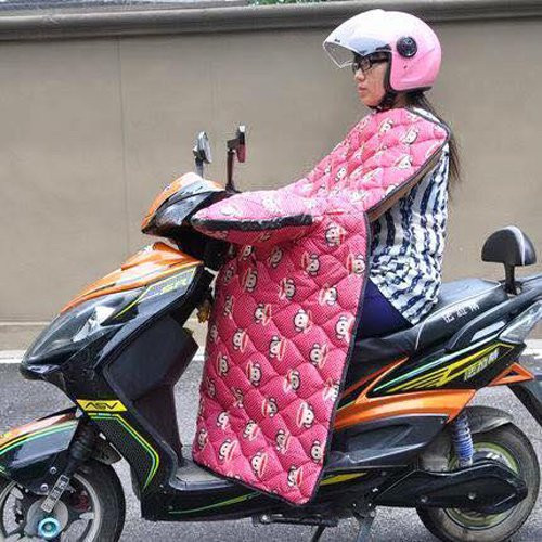 Trên một trang mạng xã hội, hình ảnh chiếc áo độc đáo này vừa đăng tải cách đây vài giờ đã nhanh chóng nhận nhiều phản hồi của dư luận. Hầu hết cư dân mạng đều để lại những bình luận khá hài hước. Một bạn có nick name Huyền C. hỏi: “Mặc cái này ra đường có bị… cho vào trại không?”. Cư dân mạng có nick name Uyên U cho rằng: “Chiếc áo này rất hợp cho dân FA chưa có "gấu"(FA: độc thân – PV)!”