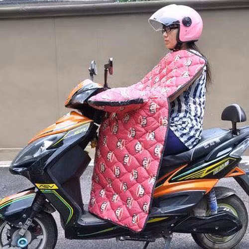 Trên một trang mạng xã hội, hình ảnh chiếc áo độc đáo này vừa đăng tải cách đây vài giờ đã nhanh chóng nhận nhiều phản hồi của dư luận. Hầu hết cư dân mạng đều để lại những bình luận khá hài hước. Một bạn có nick name Huyền C. hỏi: “Mặc cái này ra đường có bị… cho vào trại không?”. Cư dân mạng có nick name Uyên U cho rằng: “Chiếc áo này rất hợp cho dân FA chưa có "gấu"(FA: độc thân – PV)!”