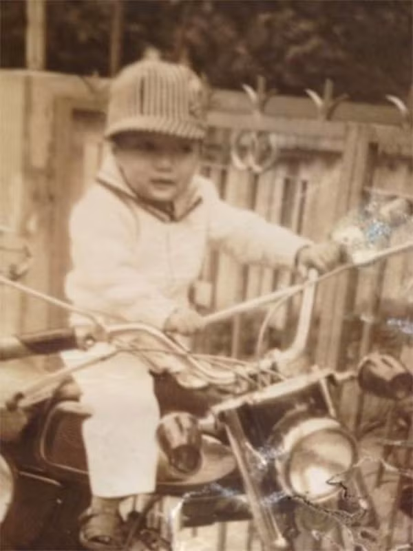 Đàm Vĩnh Hưng có tuổi thơ khá đầy đủ. Tuy nhiên, chỉ vài năm sau, kinh tế gia đình Đàm Vĩnh Hưng sa sút, bố anh phải lòng người phụ nữ khác, gia đình anh ly tán. Đây cũng chính là thời điểm mà anh và mẹ bị họ hàng bên nội ghét bỏ.