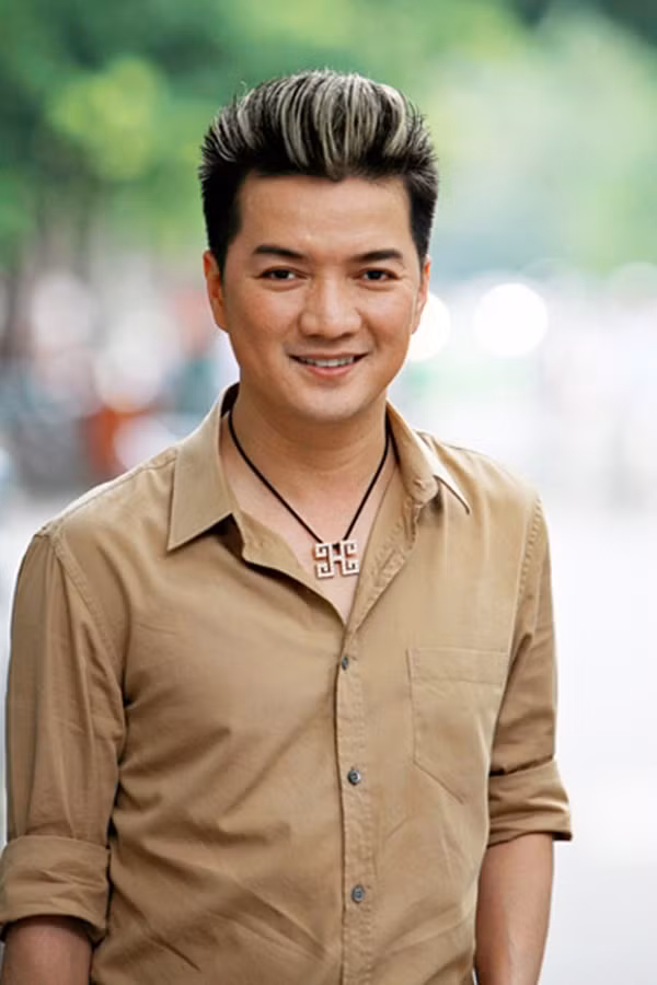 Đàm Vĩnh Hưng hận những người họ hàng của mình. Ca sĩ Thủy Tiên bị họ hàng đối xử tệ bạc Ca sĩ Thủy Tiên thường nhắc đến cha với nhiều sự kính trọng. Thế nhưng, trong câu chuyện tuổi thơ của ca sĩ Thủy Tiên, cô từng rơi nước mắt khi kể về người cha đã mất khi năm cô lên 9. Đó cũng là ngày bắt đầu những tháng năm bị ghẻ lạnh của ca sĩ Thủy Tiên khi bị gia đình bên nội ghẻ lạnh, người dân xung quanh thì ghê sợ, hắt hủi bởi căn bệnh của bố cô.