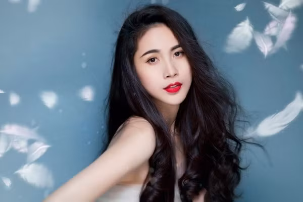 Cho đến bây giờ cô vẫn bị ám ảnh bởi những ngày khốn khó. Ngọc Trinh bị họ hàng cho người khác thức ăn chứ không cho cháu đang đói Ngọc Trinh từng chia sẻ, gia đình cô nghèo, mẹ lại mất sớm nên luôn bị ho hàng hắt hủi, khinh miệt. Bố cô phải đi chạy xe ôm, không thể nấu cơm cho cô ăn. Khi còn nhỏ, bố Ngọc Trinh pha sẵn 5 chai sữa, khi cô uống hết 5 chai cũng là hết ngày. Lớn lên một chút, bố cô gửi sang bà nội để ăn cơm. Nhưng vì bà chỉ quý các con nhà chú, nên Ngọc Trinh lúc nào cũng bị ghét bỏ, làm sai là bị đánh.