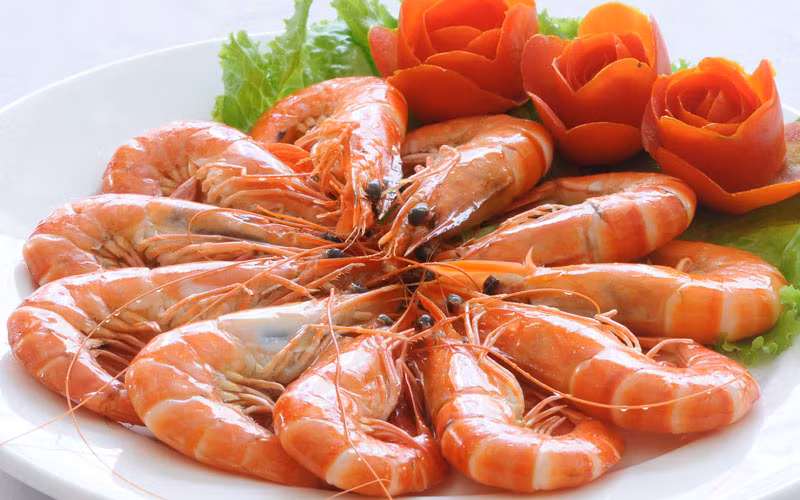 Vỏ tôm có thể kích hoạt các điều kiện của mụn trứng cá. Thêm vào đó, tôm chứa chất gây dị ứng, gây ra mụn và phát ban trên da. Mặt khác, tôm còn chứa hàm lượng cao chất iốt, càng không tốt cho làn da.