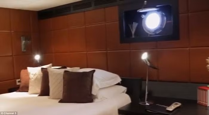 Một phòng ngủ trên du thuyền, lịch sự và ấm cúng với sâm panh được phục vụ sẵn.