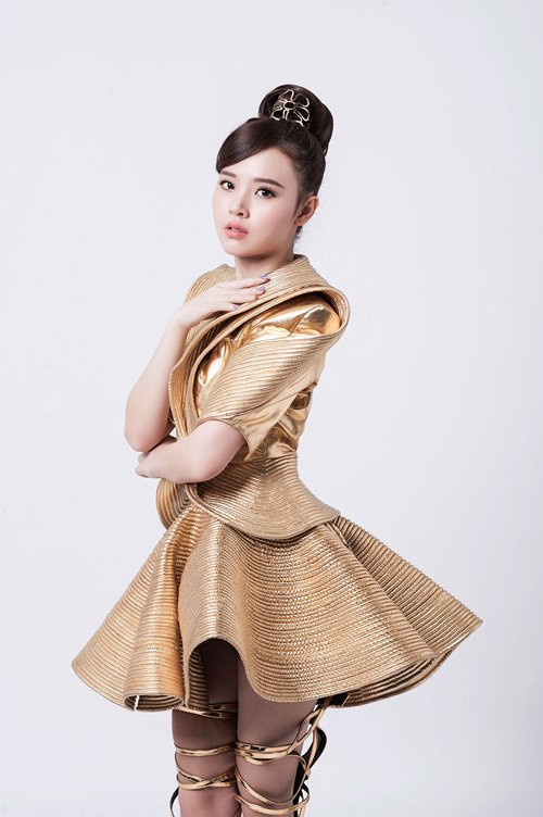 Trong những bức hình mới nhất, Midu luôn xuất hiện với vẻ mặt xinh đẹp, tươi tắn và thần thái ổn định. Midu vẫn đẹp ngọt ngào, trong sáng như danh xưng “hot girl có đời tư sạch sẽ nhất showbiz” đã theo cô suốt từ những ngày bước chân vào làng giải trí. Mới đây, Midu vừa tung ra một bộ ảnh mới với phong cách hoàn toàn khác lạ. Mỹ nhân của “Thiên mệnh anh hùng” “lột xác” với vẻ đẹp mạnh mẽ, cá tính trong bộ đồ ấn tượng, mái tóc buộc cao và biểu cảm lạnh lùng.