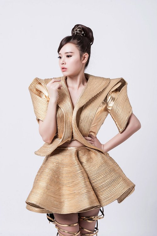 Trên Facebook cá nhân, cô nàng cũng thường xuyên đăng tải những dòng trạng thái lạc quan, yêu đời.