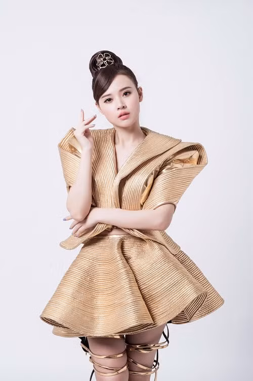 "Thần thái của một người phụ nữ vốn dĩ mới là đích đến cuối cùng của bất kỳ biện pháp làm đẹp hay xu hướng thời trang nào", chia sẻ mới nhất của Midu trên trang cá nhân.