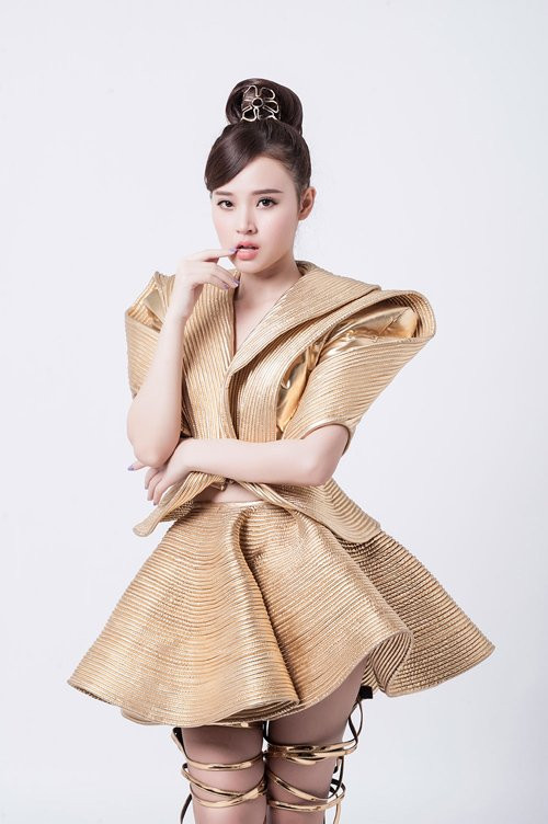 Trở lại showbiz sau bão scandal, hot girl Midu hoạt động nghệ thuật nhiệt tình trong lĩnh vực mẫu ảnh.