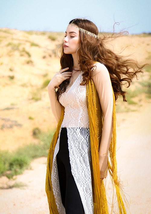 Sau khi “nhá hàng” ca khúc Destiny với giai điệu gây nghiện, lạ tai mang hơi thở âm nhạc Trung Đông, mới đây, Hồ Ngọc Hà cũng đã hé lộ chùm ảnh mới trích từ MV bài hát cùng tên sắp ra mắt.