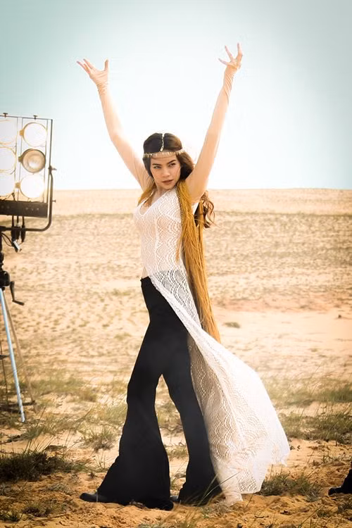 Tuy nhiên, với lợi thế về mặt vũ đạo cùng tác phong làm việc chuyên nghiệp, Hà Hồ đã nhanh chóng vượt qua khó khăn khi hát và nhảy hết mình cùng vũ đoàn trên mặt cát bỏng rát.