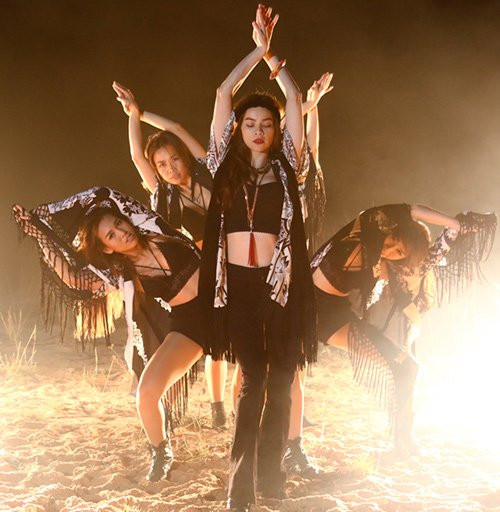 Được biết, để tạo được chất nhạc gây nghiện, lạ tai trong bài hát Destiny, Hà Hồ đã phải nhờ đến sự hỗ trợ của 3 nhạc sỹ hàng đầu hiện nay – Đỗ Hiếu, Dương Khắc Linh và Hoàng Touliver để hoàn tất phần hòa âm với từng đoạn nhạc khác nhau.