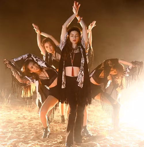 Được biết, để tạo được chất nhạc gây nghiện, lạ tai trong bài hát Destiny, Hà Hồ đã phải nhờ đến sự hỗ trợ của 3 nhạc sỹ hàng đầu hiện nay – Đỗ Hiếu, Dương Khắc Linh và Hoàng Touliver để hoàn tất phần hòa âm với từng đoạn nhạc khác nhau.