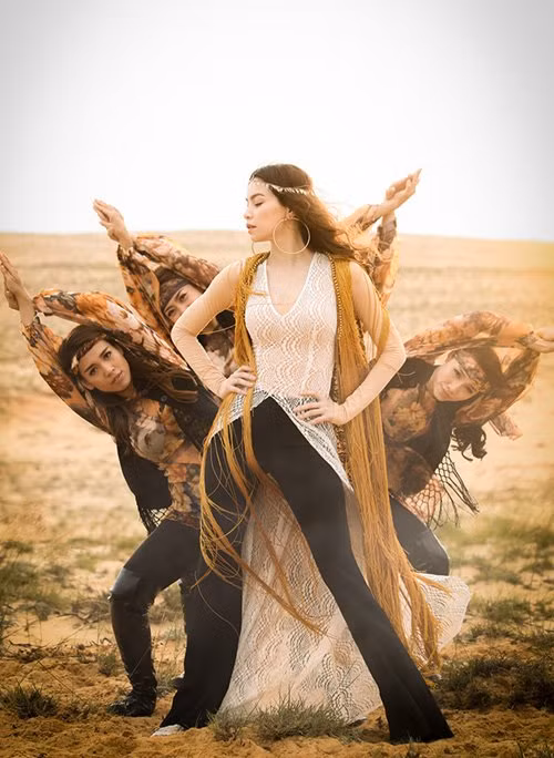 Khi ekip thực hiện cảnh quay cũng là lúc cái nắng oi bức của miền Trung lên đến 40 độ.