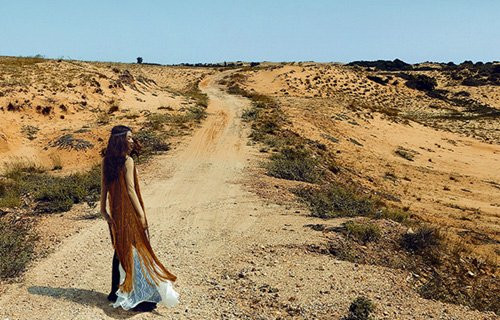 Toàn bộ bối cảnh MV Destiny đều được thực hiện ngoài trời, ngay tại những đồi cát trắng nổi tiếng ở thành phố biển Phan Thiết.