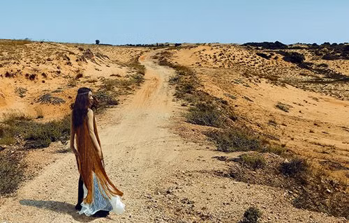 Toàn bộ bối cảnh MV Destiny đều được thực hiện ngoài trời, ngay tại những đồi cát trắng nổi tiếng ở thành phố biển Phan Thiết.