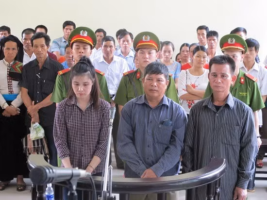 Xa Thị Son và lãnh đạo xã tại phiên sơ thẩm - Ảnh: Báo Công Lý.