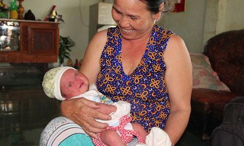 Vu be so sinh bi bo roi ngoai duong: me bo vi… so chong danh