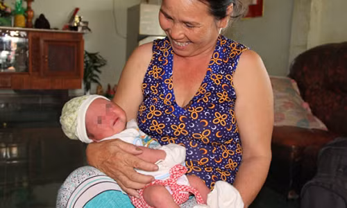 Vu be so sinh bi bo roi ngoai duong: me bo vi… so chong danh