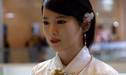 “Thanh nu robot” xinh dep nhat TQ da biet... chem gio