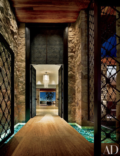 Ngay lần đầu nhìn thấy cánh cửa ra vào của biệt thự, Aniston đã rất thích vì chiều cao của nó. Đèn chùm Murano được nữ diễn viên lựa chọn treo chính giữa lối vào.