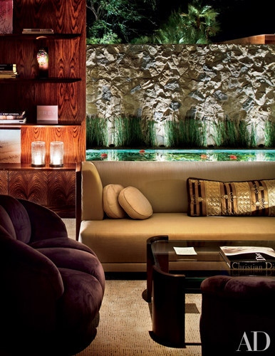 Phong cách châu Á được Shadley đưa vào phòng khách tạo không gian thân mật, ấm cúng.