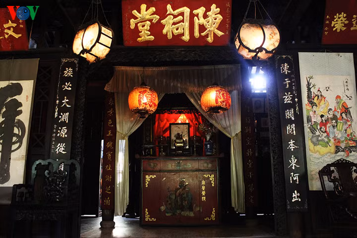 Các vì kèo "trính chồng - trụ đội", vì "vỏ cua" và trên các đầu kèo đều được chạm trổ sắc sảo.