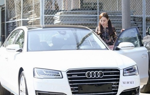 Angela Phương Trinh 'Cô nàng thị phi' Angela Phương Trinh cũng khiến nhiều người phải trầm trồ trước khối tài sản khổng lồ của mình ở tuổi 20. Sinh năm 1995, Angela Phương Trinh đã sở hữu 2 chiếc ô tô, giá trị một chiếc 2 tỷ đồng và một chiếc 6 tỷ đồng.