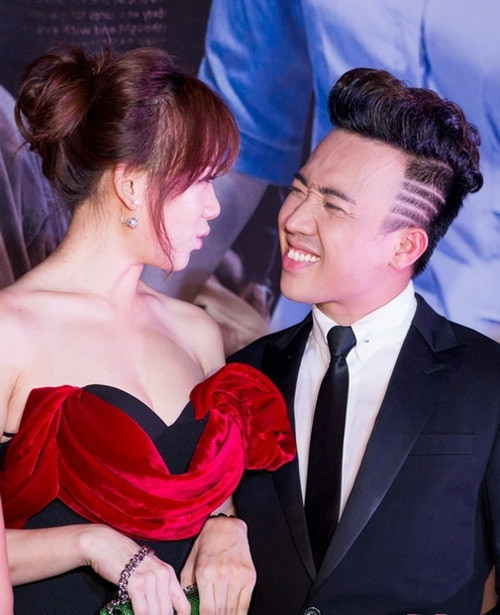 Câu trả lời đầu tiên là nằm ở việc Trấn Thành chia sẻ bị những người phụ nữ hơn tuổi, từng trải hay đã có gia đình... hấp dẫn. Có thể vì lý do này mà Trấn Thành đã từng yêu "gái một con" Mai Hồ. Sau đó lại yêu Hari Won vừa hơn tuổi và từng trải qua một cuộc tình 9 năm với Tiến Đạt.