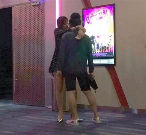 Hơn nữa sau khi yêu Trấn Thành, Hari Won đã đặc biệt chú ý đến cách ăn mặc. Cô bắt đầu dùng hàng hiệu. Nữ ca sĩ còn diện những chiếc đầm gợi cảm, tôn dáng thay vì những bộ đồ trẻ trung như lúc yêu Tiến Đạt.