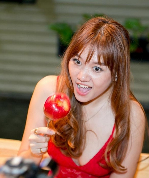 Nữ ca sĩ "Anh cứ đi đi" ngày càng sàng điệu và quyến rũ hơn khi yêu Trấn Thành.