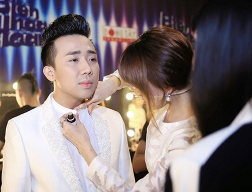 Hơn nữa, nữ ca sĩ Hari Won cũng thường xuyên chăm sóc, quan tâm tới bạn trai. Ngoài ra, nữ ca sĩ chưa bao giờ ngại thể hiện tình cảm với người yêu dù ở chỗ chỉ có 2 người hay nơi công cộng. Đây là điều không chỉ Trấn Thành mà các chàng trai đều rất thích có một bạn gái như vậy.