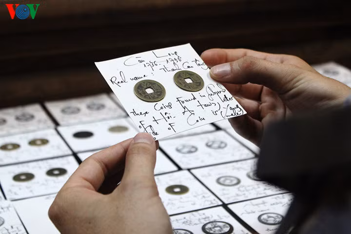 Những đồng tiền cổ, một số được tìm thấy trong những chum vại chôn xuống đất, số còn lại là các cụ để lại cho con cháu.