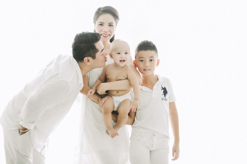 Cậu cả nhà Mai Trang có tên thường gọi là Ku Lem, nên vợ chồng cô gọi cậu út là Kem Lu, đọc ngược lại tên của em trai vì cô mong rằng 2 anh em sẽ luôn yêu thương, nhường nhịn nhau. Cả hai anh em thừa hưởng nhiều nét đẹp của cả bố lẫn mẹ, cặp đôi luôn được bố mẹ cho đi dã ngoại để làm quen với cuộc sống xung quanh. Thời gian vừa qua, bên cạnh ca hát thì cô cũng chuyển hướng sang kinh doanh làm đẹp.