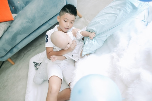 Ku Lem hơn em trai khá nhiều tuổi nên rất thương và chiều chuộng em.