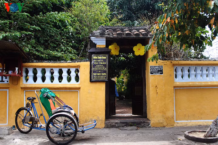 Nhà thờ tộc Trần tọa lạc tại số 21 Lê Lợi là một trong những ngôi nhà cổ nhất tại Hội An với tuổi thọ hơn 200 năm. Nhà thờ tuy nằm trong khu vực phố, nhưng lại được xây theo lối kiến trúc nhà vườn.