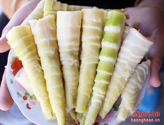 Măng có rất nhiều cách để chế biến, nhưng đơn giản nhất là món măng luộc. Nếu những người lần đầu ăn sẽ cảm thấy đắng chát, nhưng sau mỗi lần ăn vị đắng chát sẽ giảm dần, chưa nói còn cảm nhận được cả vị ngọt rất dễ gây "nghiện".