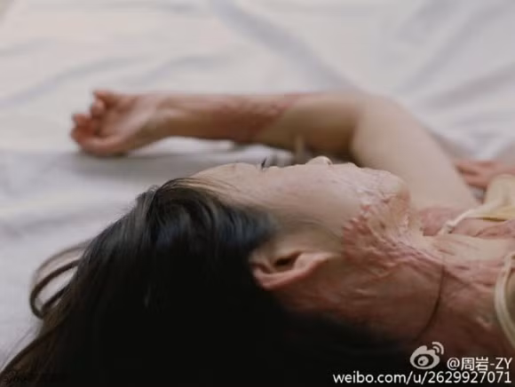 Cô cũng chẳng hi vọng gì vào tình yêu nữa. Niềm hạnh phúc nhỏ bé của cô là mỗi ngày tỉnh dậy thấy mình vẫn khỏe mạnh.