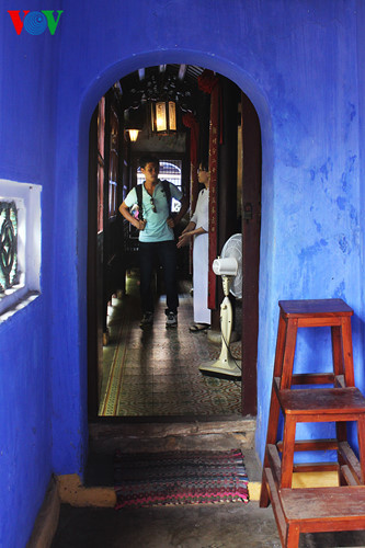 Ngày xưa, dưới chế độ phong kiến, khi còn trọng nam khinh nữ, nam đi ra vào ở lối cửa phụ bên phải và nữ ở bên trái theo quan niệm "nam tả nữ hữu". Quan niệm đó ngày nay không còn nữa.