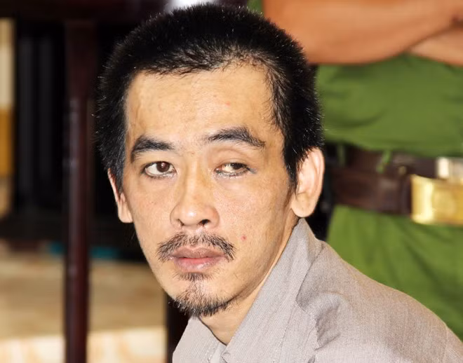 Trong lúc HĐXX nghị án, Tuấn Em liên tục quay về phía người thân, anh ta rơm rớm nước mắt.