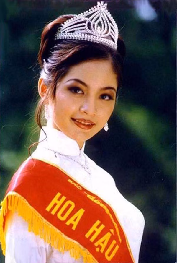 Hai lần đoạt vương miện cao quý Trong lịch sử các Hoa hậu Việt Nam, ít ai biết rằng Hoa hậu Nguyễn Thiên Nga từng 2 lần đăng quang Hoa hậu. Có thể nói, cô là người đẹp duy nhất trong lịch sử hai lần được chạm vào vương miện nhan sắc này. Theo đó, năm 1996, Hoa hậu Nguyễn Thiên Nga dự thi Hoa hậu Toàn quốc (tiền thân của "Hoa hậu Việt Nam" – pv) mùa giải thứ 5 và vượt qua loạt ứng viên sáng giá để đăng quang ngôi vị cao nhất.