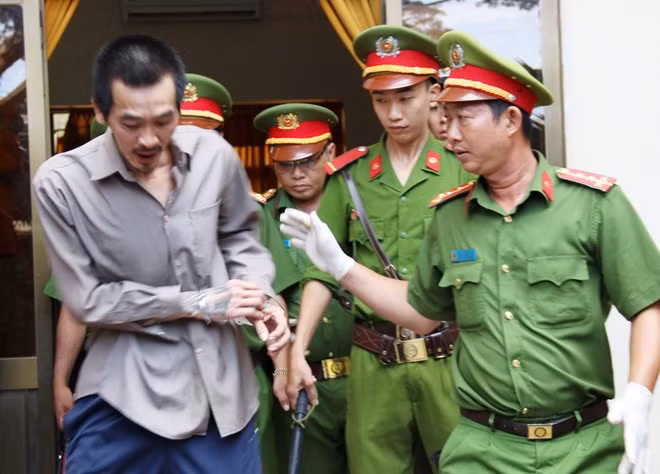 Khi không được cảnh sát chấp nhận yêu cầu, Tuấn Em "nổi loạn" bằng cách lớn tiếng chửi thề, vung mạnh thoát khỏi tay của cảnh sát. Sau đó, anh ta được nói vài câu với người chị rồi bước lên xe tù.