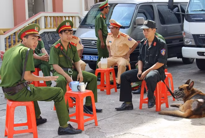 Gần 50 cảnh sát cơ động, hỗ trợ tư pháp và cảnh sát giao thông tham gia bảo vệ phiên tòa xét xử giang hồ bắn chết người. Chó nghiệp vụ cũng được đưa đến sân tòa.