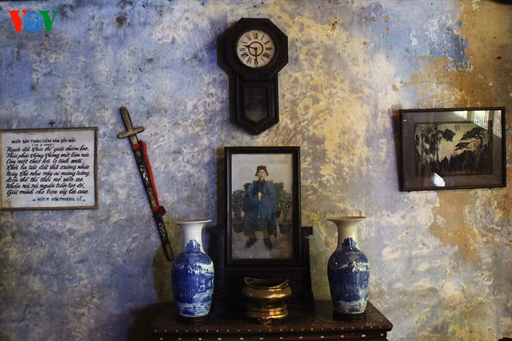 Nhà thờ được xây dựng bởi một vị quan tên là Trần Tứ Nhạc, thành viên của gia tộc họ Trần. Ngày xưa ông là một vị quan rất thông minh, tài giỏi, làm việc dưới thời vua Gia Long. Vào cuối năm 1802, trước khi vua Gia Long cử ông đi sứ sang Trung Quốc, ông đã xây dựng ngôi nhà thờ này, với mong muốn thờ cúng ông bà tổ tiên và sau này để lại cho con cháu.