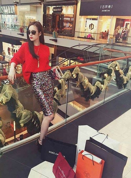 Để tăng thêm phần đẳng cấp của mình, Angela Phương Trinh cũng không tiếc tiền chi cho các món đồ hiệu. Dù mới 20 tuổi nhưng nữ diễn viên đã sở hữu một bộ sưu tập các loại túi xách đắt tiền cũng như phụ kiện, quần áo thời trang khiến nhiều người mê mẩn.