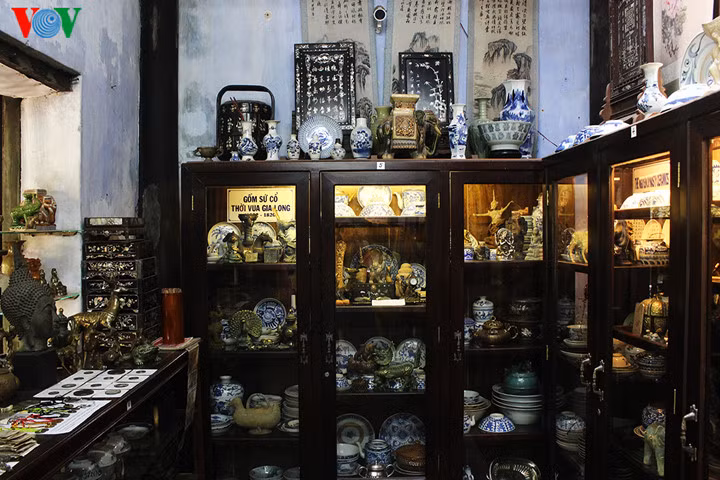 Sau gian thờ là không gian trưng bày đồ cổ của gia đình. Những hiện vật quý hiếm được bảo quản cẩn thận trong tủ kính.