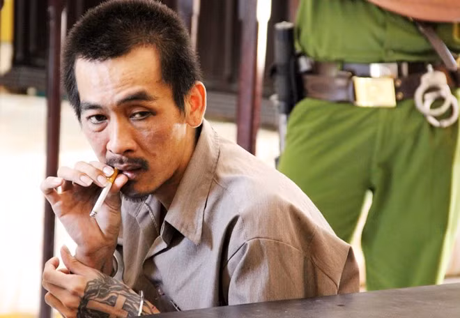 Tuấn Em xin cảnh sát được hút thuốc lá vì nghiện ma túy nặng.