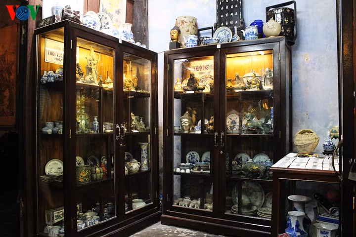 Mỗi món đồ cổ đều chất chứa những câu chuyện riêng.