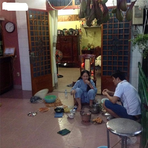 So với các thí sinh The Face, Mai Ngô có hoàn cảnh sống khó khăn hơn nhiều. Cô từng chia sẻ trong tập 5 của chương trình: "Mọi người không biết em phải khó khăn như thế nào để đến với chương trình này từ cái ăn, cái mặc, mọi người không biết là hằng ngày em phải đi xe buýt để đi làm…".