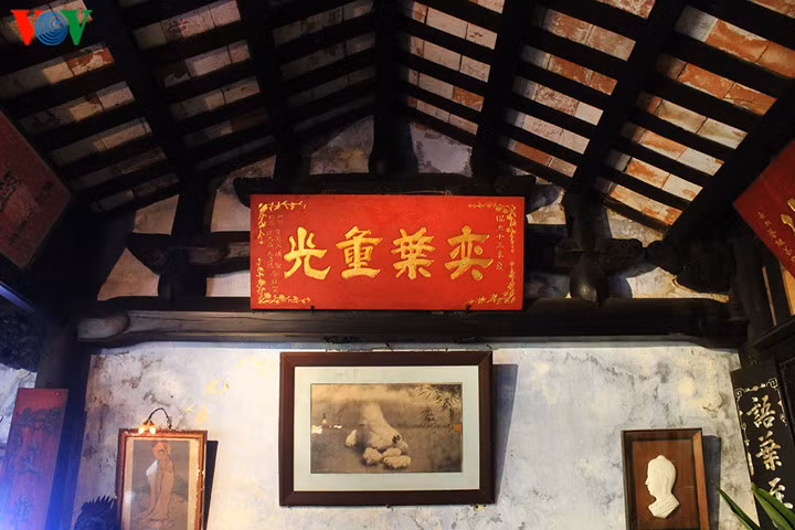 Nhà thờ là sự kết hợp hài hòa và độc đáo giữa 3 nền kiến trúc khác nhau, Nhật Bản - Trung Hoa - Việt Nam. Kiến trúc của người Nhật với tên gọi "chồng rường giả thủ" với 5 cột dọc và 3 thanh rường ngang. 5 cột dọc là "giả thủ" - 5 ngón tay trên một bàn tay, tượng trưng cho 5 yếu tố ngũ hành là Kim - Mộc - Thủy - Hỏa - Thổ. 3 thanh rường nằm ngang giống như 3 đường chỉ chính trong lòng bàn tay của chúng ta, tượng trưng cho 3 yếu tố Thiên - Địa - Nhân.