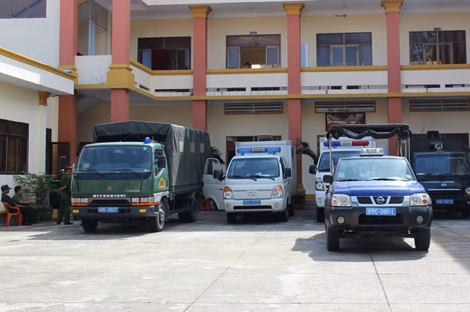 Rất nhiều xe của cảnh sát hộ tống đưa Tuấn Em đến phiên xử phúc thẩm tại TAND tỉnh Kiên Giang sáng 23/8.