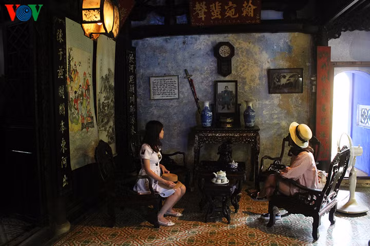 Đề tài trang trí rất sinh động, với những đường nét hoa văn giàu tính nghệ thuật. Mỗi bộ vì kèo, bàn ghế, hoành phi, liễn đối, khám thờ... đều là những tác phẩm chạm khắc tinh tế, cầu kỳ.